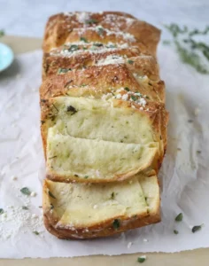 roasted garlic parmesan herb pull-apart bread I howsweeteats.com